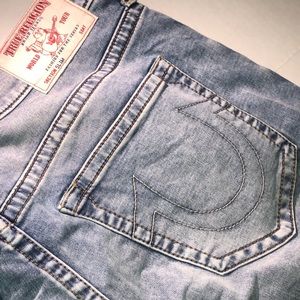 Men’s light blue denim jean size 40 with fade effect on front